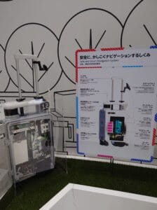 キャリーケース型ナビゲーションシステムの本体と説明看板