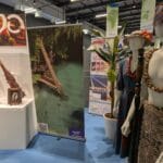 コモンズA館の民族衣装と木製の道具