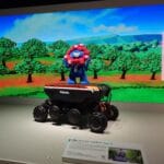 未来の都市の農業用汎用プラットフォームロボットタイプSに乗るミャクミャク