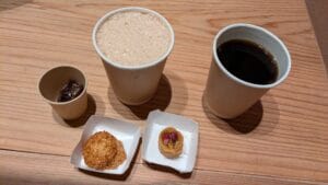 ヨルダンカフェのヨルダンコーヒーとデーツシェイク,焼き菓子類(1つ300円).ドライデーツつき