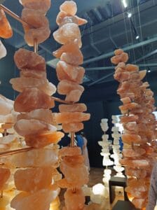 岩塩を連ねた柱