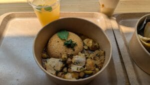 アフリカンダイニング:タジンセット.クスクスと鶏肉,オリーブ等