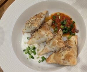 牛肉とかぼちゃ?のパイ包みソムサ.ピリ辛のトマト系ソースととサワークリーム添え