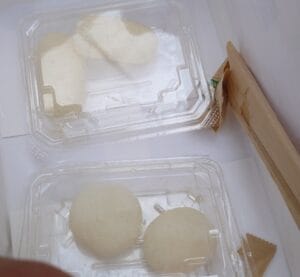 インド館のCham ChamとRasgulla(各500円).どちらも白いくて丸い,穴のないドーナツのようなお菓子をシロップに漬けたもの