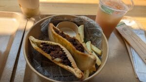 アフリカンダイニング:ピタパンセット.牛肉を挟んだピタパンとフライドポテト,レモンとごまのディップソース